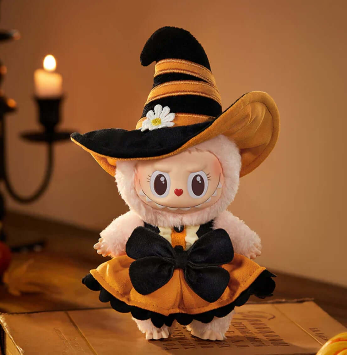 Peluche Labubu Mokoko Sorcière – édition Halloween, chapeau noir et orange, nœud noir, design Kasing Lung