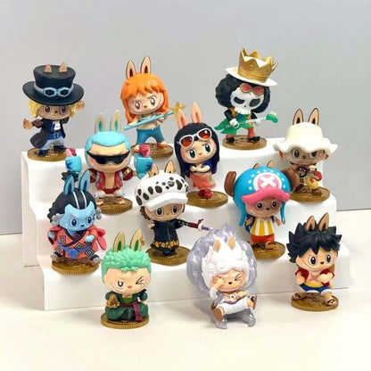 Ensemble de figurines Labubu x One Piece exposées – série The Monsters complète.