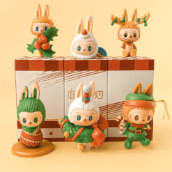 Noel Pendants et figurines de sapin de noël - Figurines Labubu en édition limitée sur fond jaune.