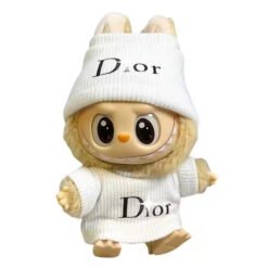 Tenue Labubu Dior homme – Chic et originale pour poupée Labubu, vêtue d'un ensemble Dior blanc.