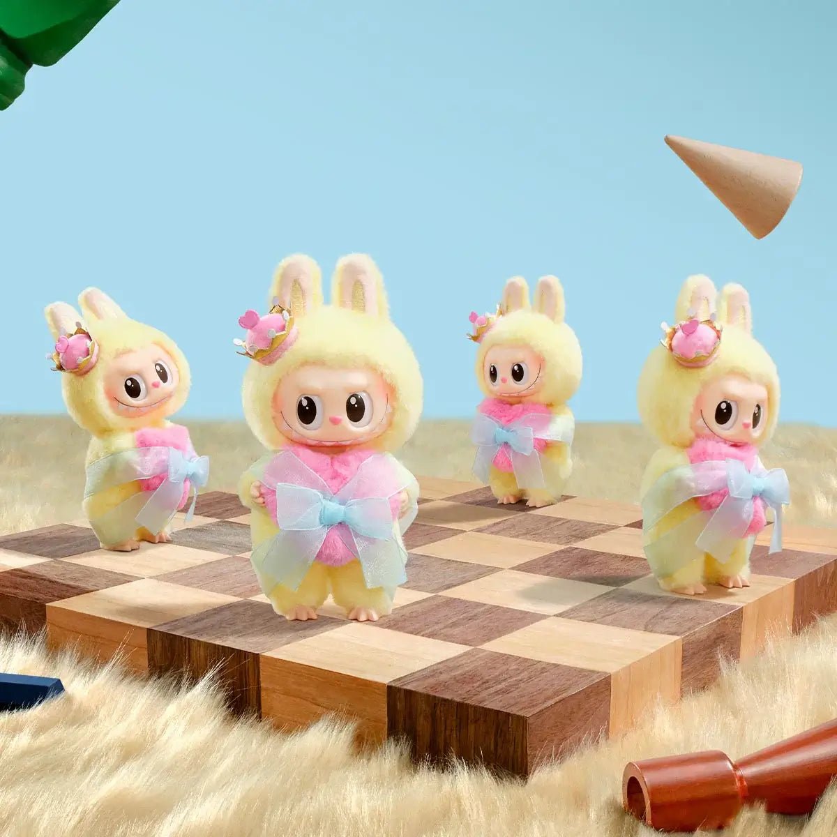 Labubu Checkmate Series Édition Princesse Pastel figurines sur un échiquier en bois, vêtues de peluche colorée.
