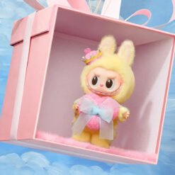 Labubu Checkmate Series Édition Princesse Pastel dans une boîte cadeau rose avec une couronne.