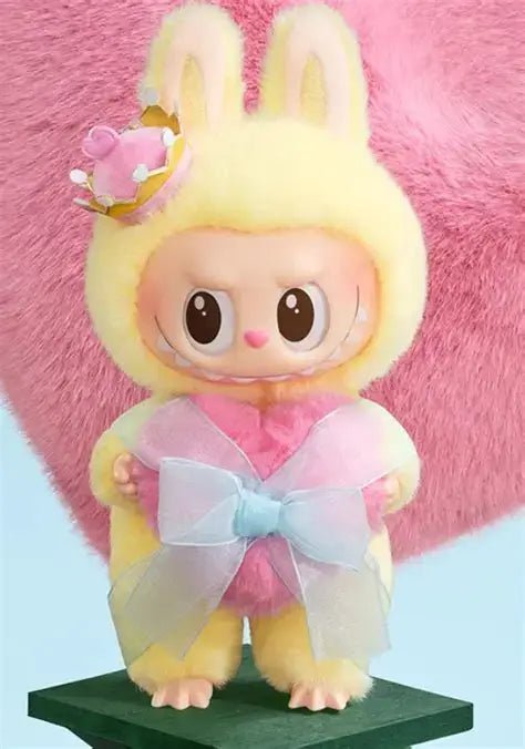 Labubu Checkmate Series Édition Princesse Pastel figurine adorable avec un costume de lapin pastel et couronne.