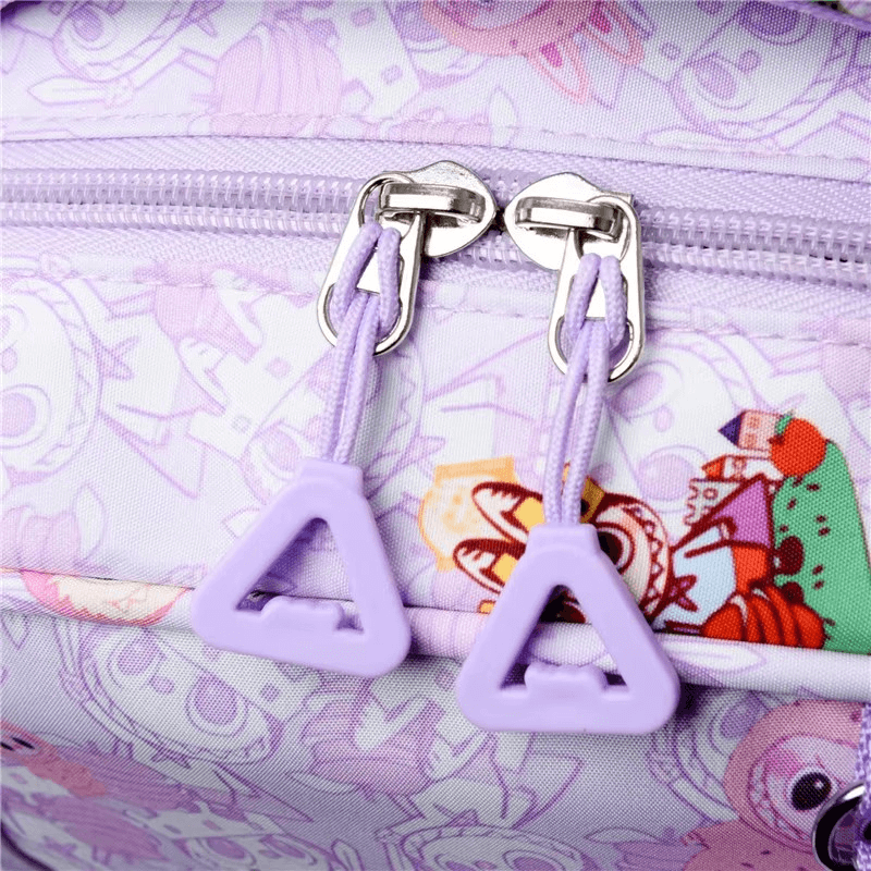 Fermeture éclair du cartable Labubu primaire kawaii avec tirettes violet et motifs colorés.