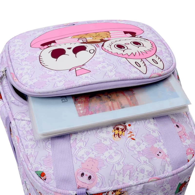Cartable Labubu primaire kawaii avec motifs adorables et espiègles sur le devant, idéal pour l'école.