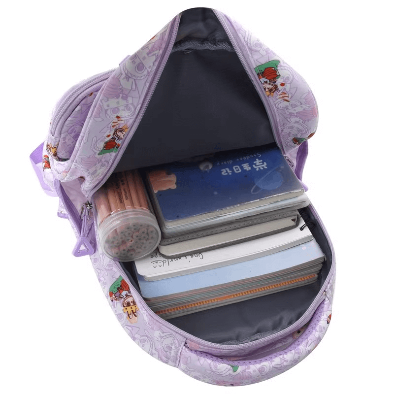 Intérieur du cartable Labubu primaire kawaii avec fournitures scolaires organisées.