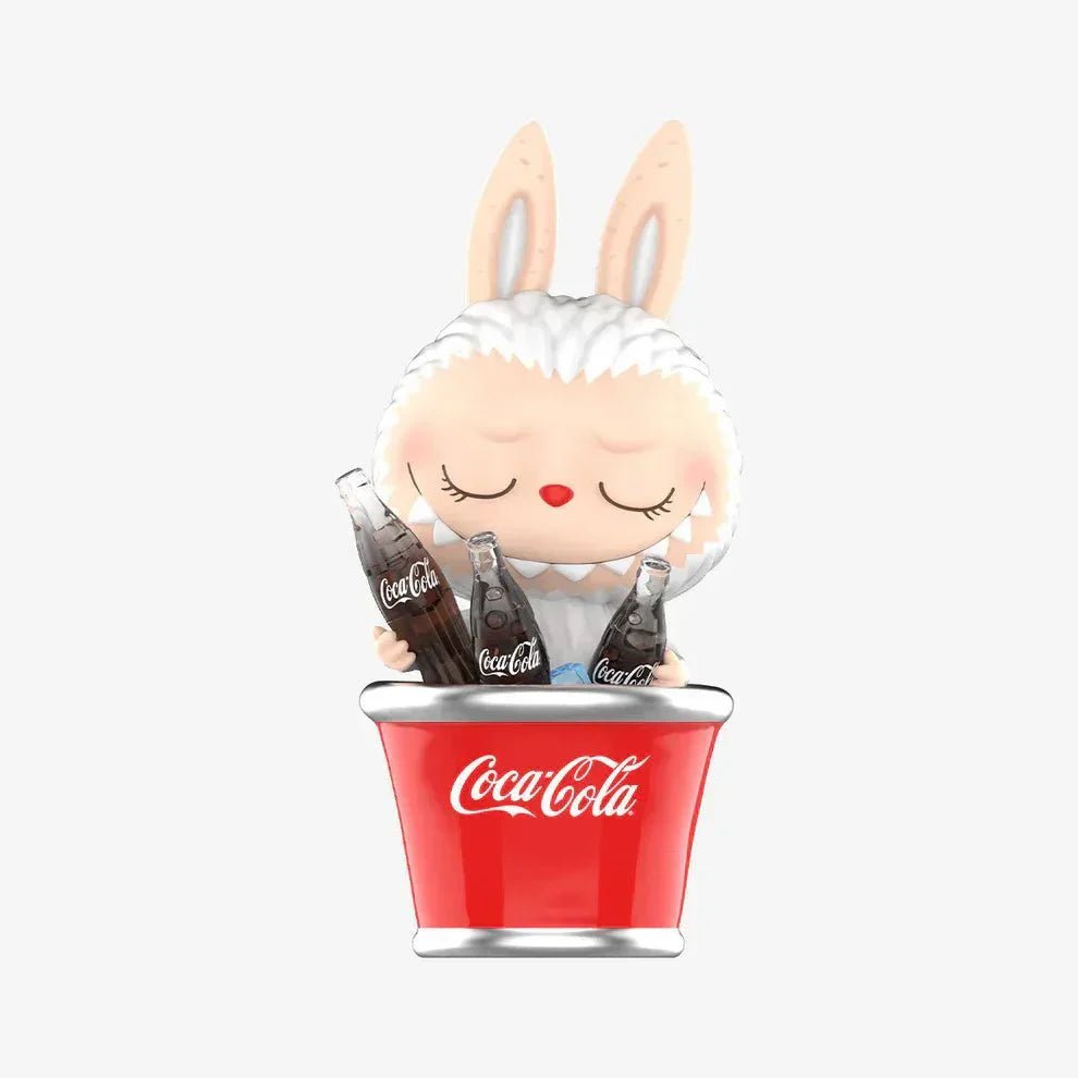 Figurine Labubu Coca-Cola – Collector et adorable-coffret complet 12 pièces avec un personnage tenant des bouteilles.