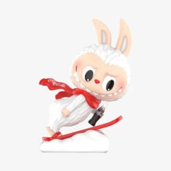 Figurine Labubu Coca-Cola – Collector et adorable en train de skier avec une bouteille de Coca-Cola.