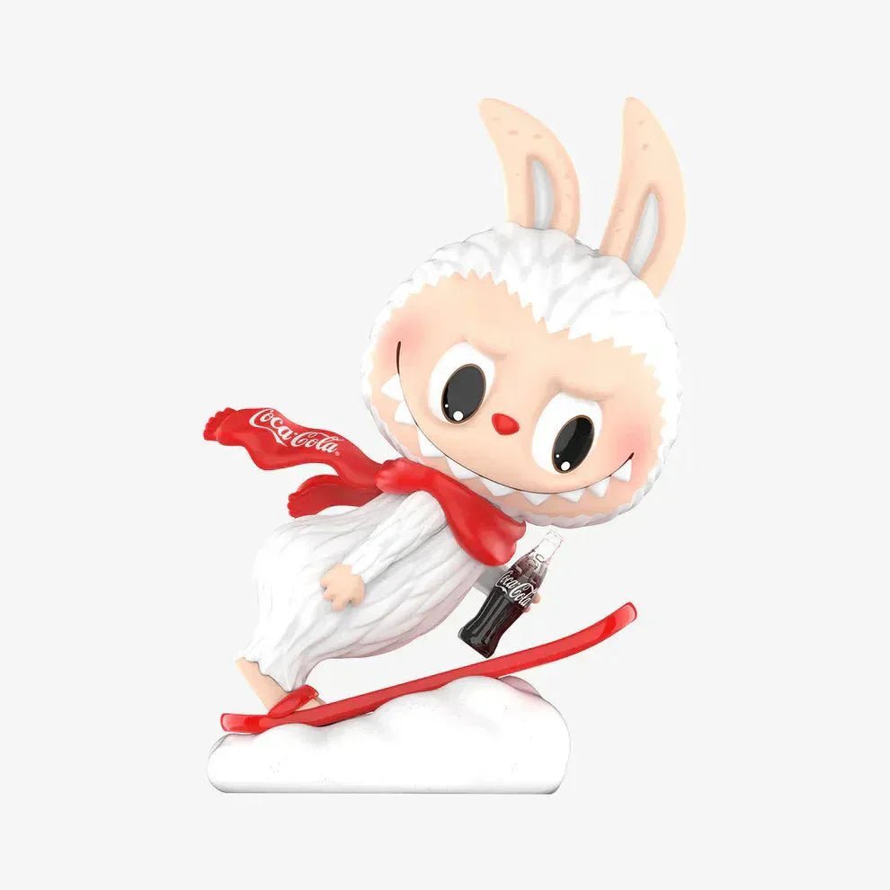 Figurine Labubu Coca-Cola – Collector et adorable-coffret complet 12 pièces, Labubu en tenue de ski avec Coca-Cola.