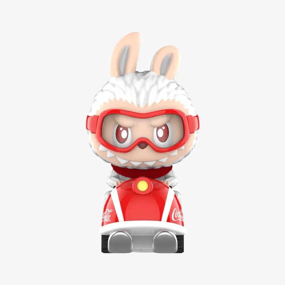 Figurine Labubu Coca-Cola – Collector et adorable-coffret complet 12 pièces, figurine Labubu en véhicule rouge.