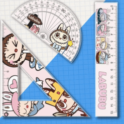 labubu kit de géométrie rentrée scolaire avec règle, équerre et rapporteur colorés et illustrés.