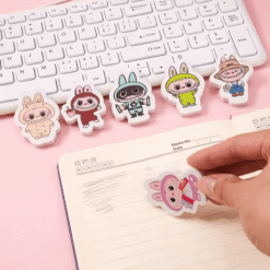 Gomme Labubu – Mignonne et pratique, gommes colorées sur un bureau avec un clavier et un carnet.