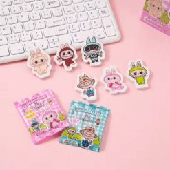 Gomme Labubu – Mignonne et pratique, gomme amusante et colorée avec personnages adorables sur un fond rose.