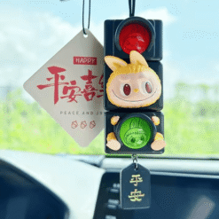 Labubu Almost Hidden – La Figurine Timide et Adorable Coffret de 6 pièces dans un décor de voiture.