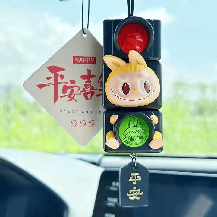 Labubu Almost Hidden – La Figurine Timide et Adorable Coffret de 6 pièces dans un décor de voiture.