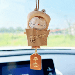 Labubu Almost Hidden – La Figurine Timide et Adorable Coffret de 6 pièces sur un tableau de bord de voiture.