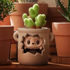 Labubu Almost Hidden – La Figurine Timide et Adorable dans un pot de plante, ajoutant une touche de charme à votre décoration.