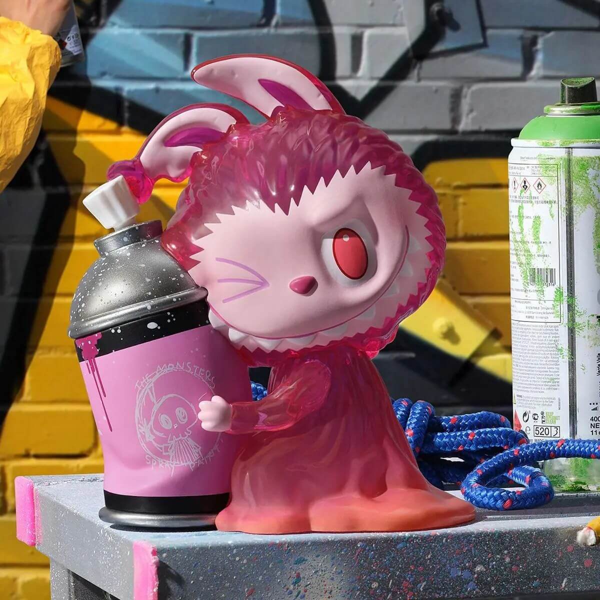 Labubu Almost Hidden – La Figurine Timide et Adorable avec un spray de peinture coloré.