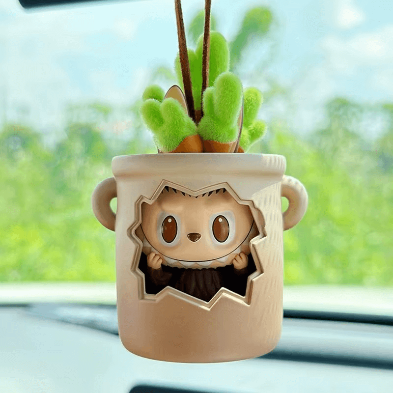 Labubu Almost Hidden – La Figurine Timide et Adorable dans un pot de plante.