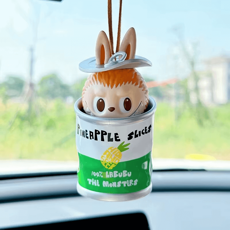 Labubu Almost Hidden – La Figurine Timide et Adorable dans une boîte de tranches d'ananas.