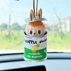 Labubu Almost Hidden – La Figurine Timide et Adorable Coffret de 6 pièces dans une boîte de conserve de tranches d'ananas.