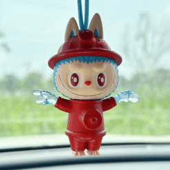 Labubu Almost Hidden – La Figurine Timide et Adorable en forme de personnage mignon portant un chapeau de pompier.