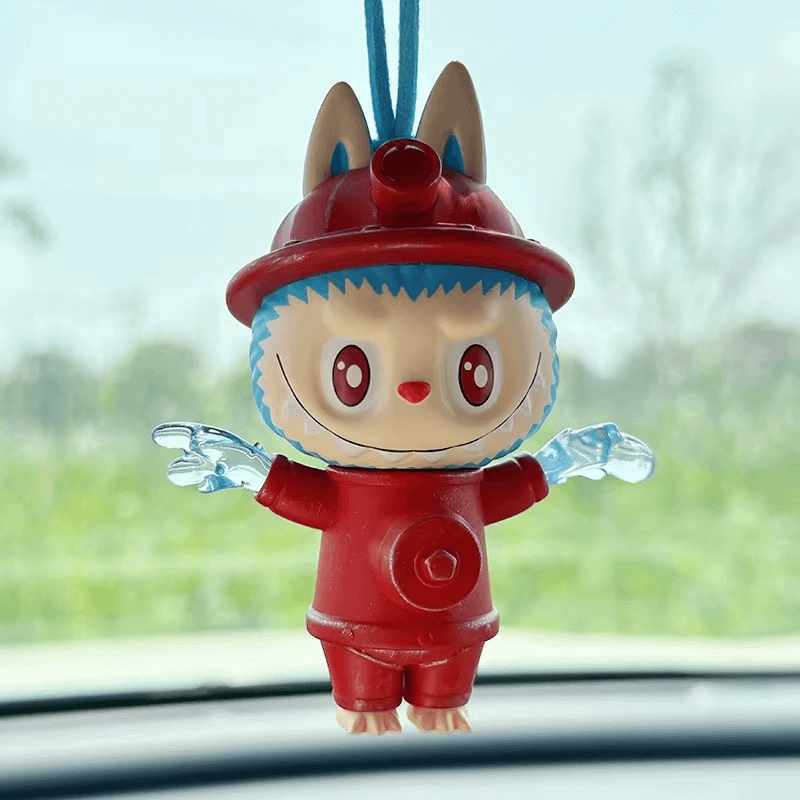Labubu Almost Hidden – La Figurine Timide et Adorable Coffret de 6 pièces d'une figurine mignonne en tenue de pompier.