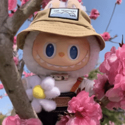 Labubu Fall in Wild – Figurine collector automnale et adorable avec chapeau et fleurs.