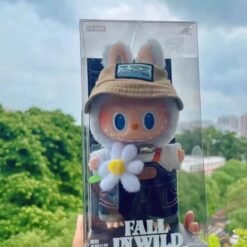 Labubu Fall in Wild – Figurine collector automnale et adorable dans son emballage avec chapeau, fleurs et ciel bleu.