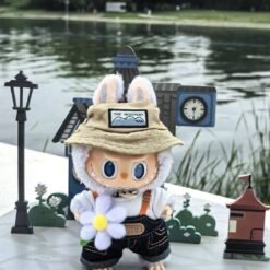 Labubu Fall in Wild – Figurine collector automnale et adorable avec chapeau et fleur, devant un décor pittoresque.