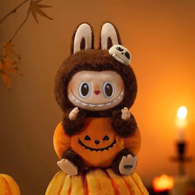 Labubu Happy Halloween – Figurine collector festive et adorable sur une citrouille Halloween.