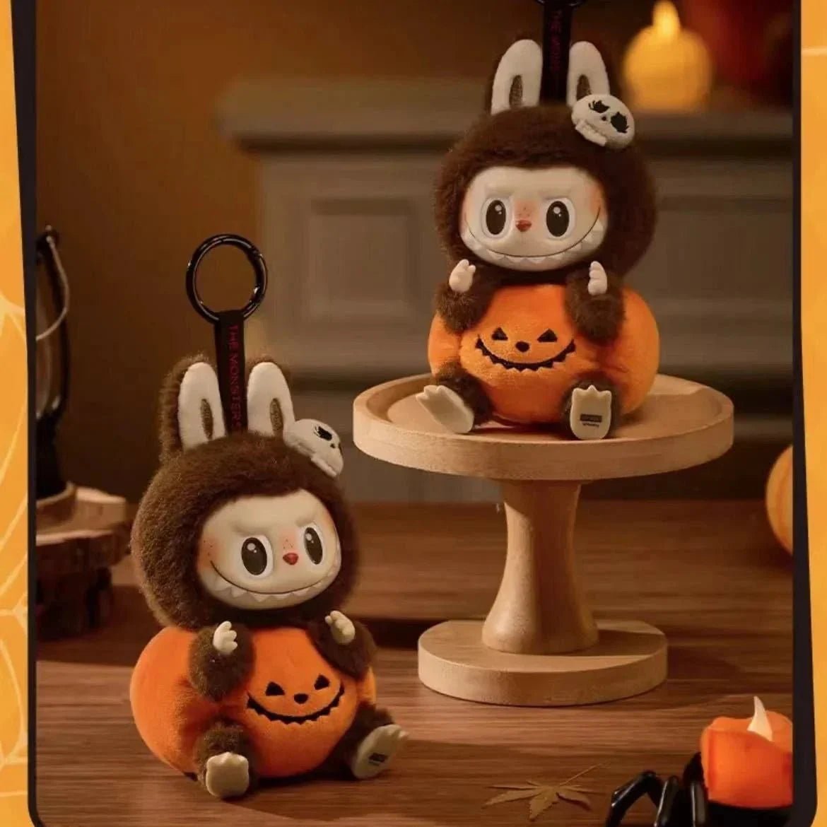 Labubu Happy Halloween – Figurine collector festive et adorable sur une table, Halloween décorations.