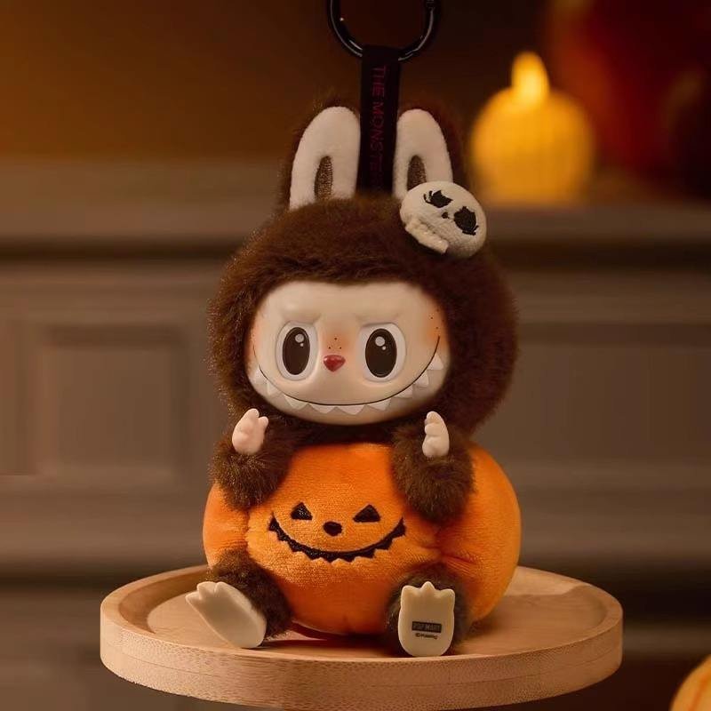Labubu Happy Halloween – Figurine collector festive et adorable sur une table, avec un look adorablement effrayant.