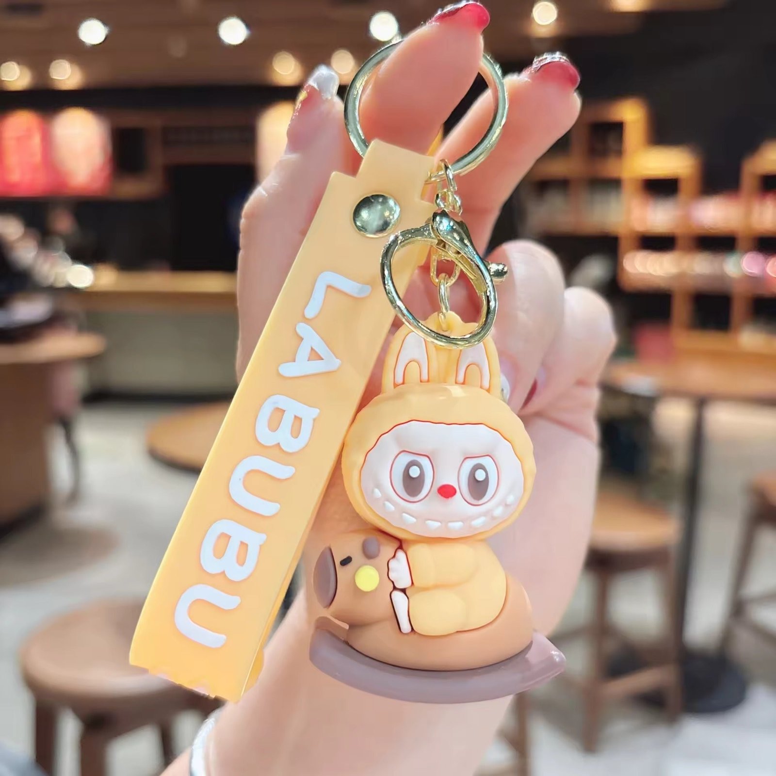 Porte-clés Labubu – Accessoire mignon pour clés, sacs et déco, figurine colorée avec étiquette jaune.