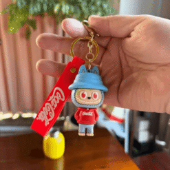 Porte-clés Labubu Coca-Cola boite complète, figurine colorée avec un design fun et frais.