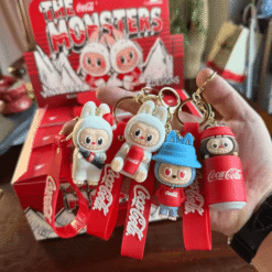 Porte-clés Labubu Coca-Cola boite complète avec figurines colorées et boîtier pratique.