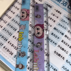 Rentrée Scolaire Primaire Labubu - règles colorées avec motifs Kawaii et logo Labubu sur un bureau