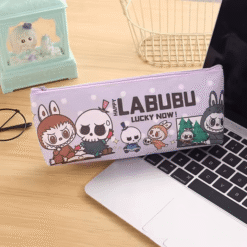 Trousse Labubu – Mignonne et pratique pour école, bureau ou voyage sur un bureau avec un ordinateur.