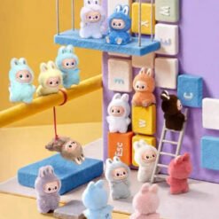 Labubu Pin For Love Kawaii pop coffret 14 pièces - collection d'animaux kawaii sur une aire de jeu.