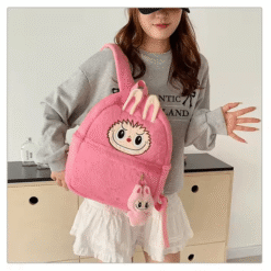 Sac à dos peluche Labubu – Mignon, doux et pratique porté par une jeune femme à la mode.
