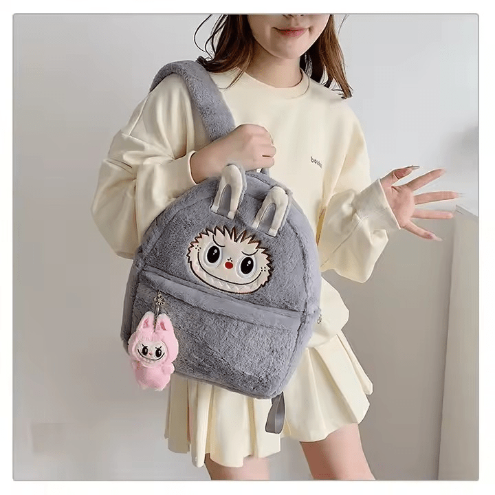 Sac à dos peluche Labubu – Mignon, doux et pratique, avec motif de personnage et accessoire en peluche.