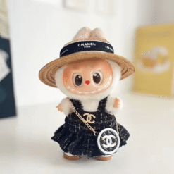 Tenue Labubu Chanel – Élégante et raffinée pour figurines sur une peluche avec mode Chanel et accessoires.