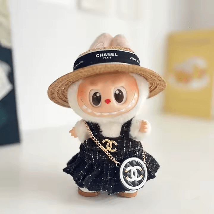 Tenue Labubu Chanel – Élégante et raffinée pour figurines sur une peluche avec mode Chanel et accessoires.