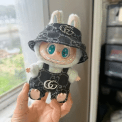 Tenue labubu Gucci – Stylée et tendance pour figurines, Labubu avec salopette et bob Gucci.