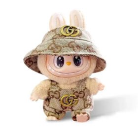 Tenue labubu Gucci – Stylée et tendance pour figurines, poupée Labubu en salopette et bob Gucci.