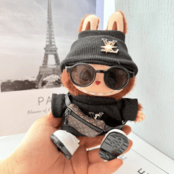 Tenue Labubu Louis Vuitton – Luxe et élégance pour figurines, poupée Labubu avec ensemble Louis Vuitton.