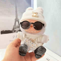 Tenue Labubu Louis Vuitton – Luxe et élégance pour figurines de poupée vêtue en style chic avec accessoires.