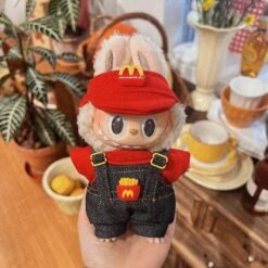 Tenue Labubu McDonald pour homme – Originale et fun sur figurine Labubu avec des vêtements Mac Donald.
