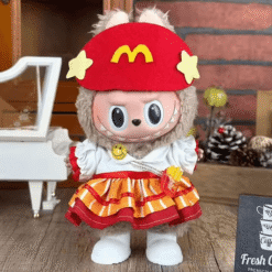 tenue Labubu McDonald’s femme pour poupée, avec un chapeau rouge et jupe colorée inspiré de McDonald's.
