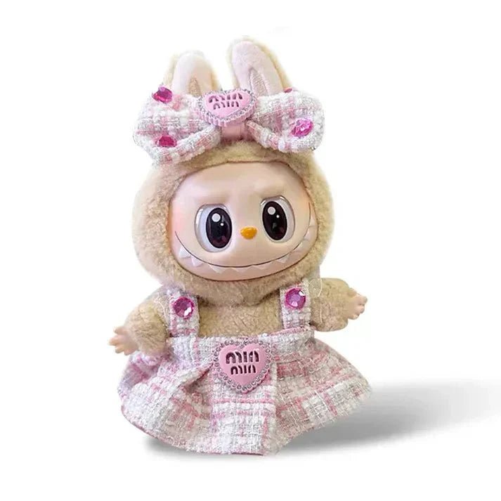 Tenue Labubu Miu Miu – Élégante et tendance pour figurines avec un mignon personnage habillé en robe.